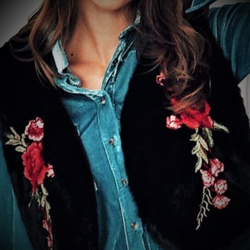 VEST W/APLIQUE ROSES BLACK SOFT FAUX*V003*